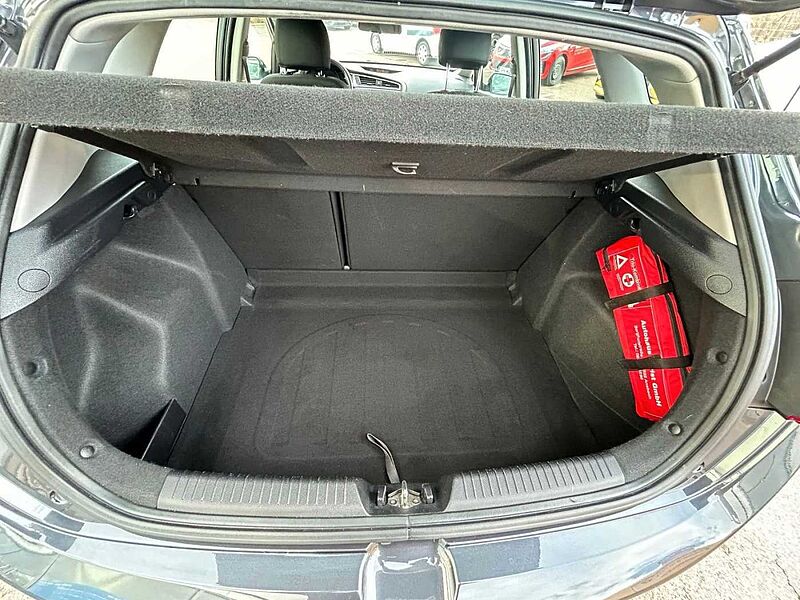 Kia cee'd cee&apos, d / Ceed